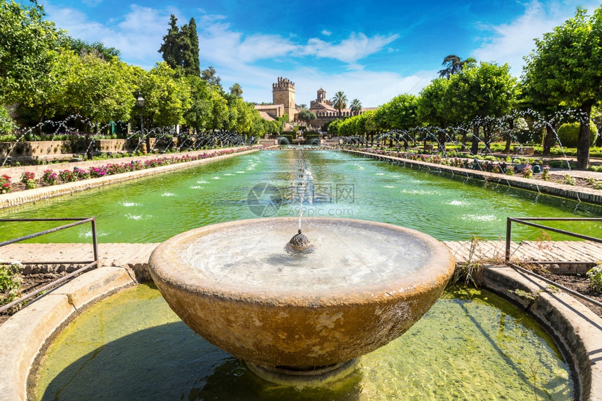 位于科尔多瓦的著名阿尔卡扎德洛斯花园的喷泉里在美丽的夏日西班牙图片