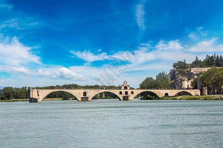 圣贝尼内泽特桥和教皇的宫殿在美丽夏日里高清图片
