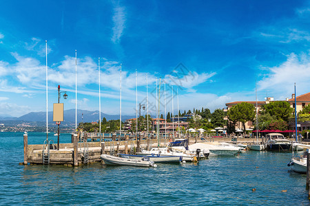 斯卡利格罗在一个美丽的夏日中意大利在加达湖上背景