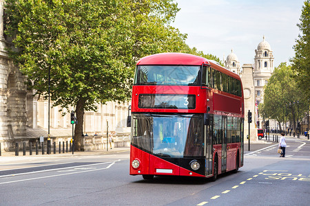伦敦英国的现代双层巴士图片