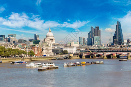 伦敦和黑弗里亚斯桥的城市景象在美丽的夏日英国联合王高清图片