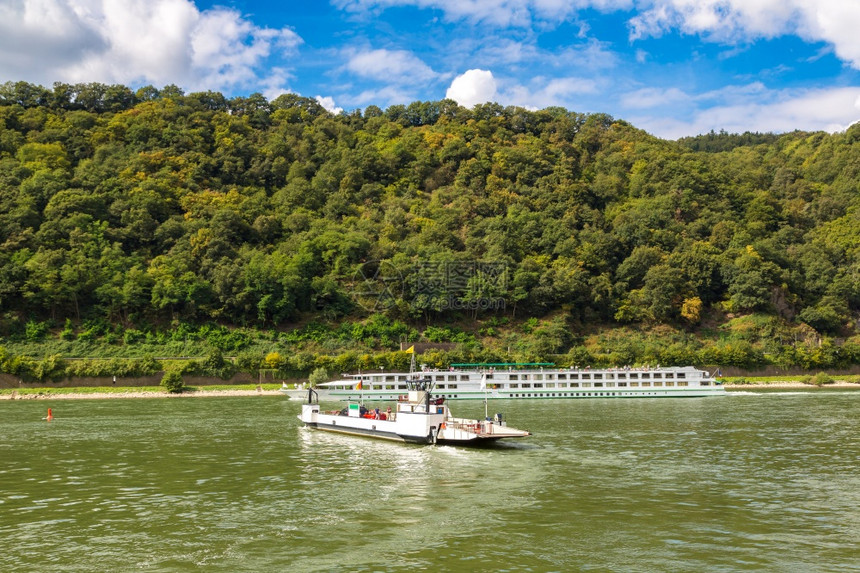 在美丽的夏日里浪漫莱茵河谷是一个酿酒区德意志库布图片
