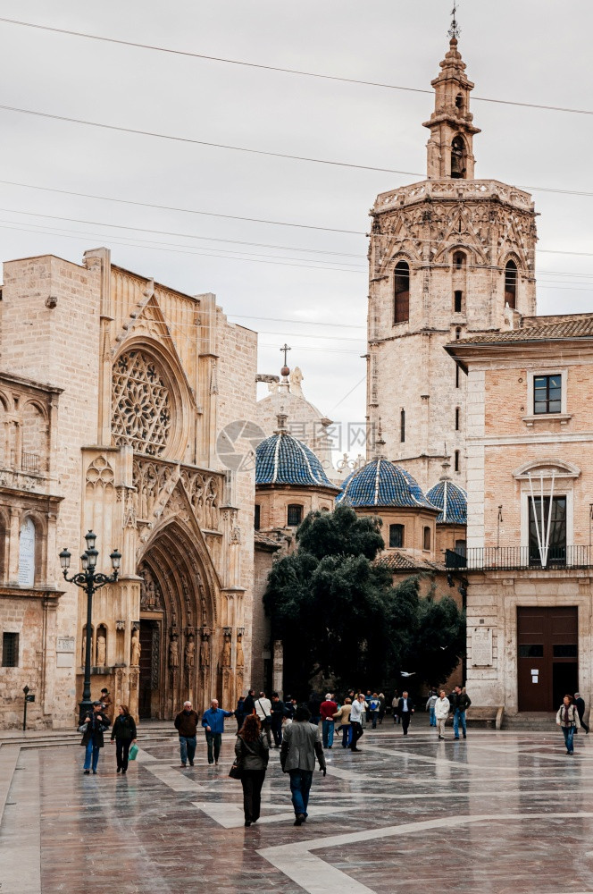 201年月3日西班牙的Valenci西班牙的游客在Valenci教堂广场的游客有教堂和钟楼的背景图片