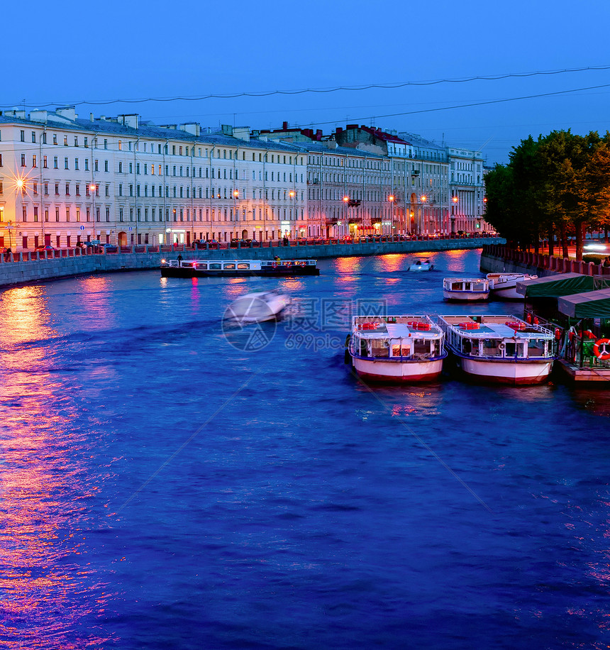 圣彼得斯堡的夜景城市运河游艇夜光俄罗斯图片