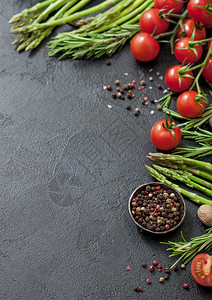 黑色食物背景有健康的机树脂樱桃西红柿和黑桌背景的迷迭香还有一碗胡椒图片