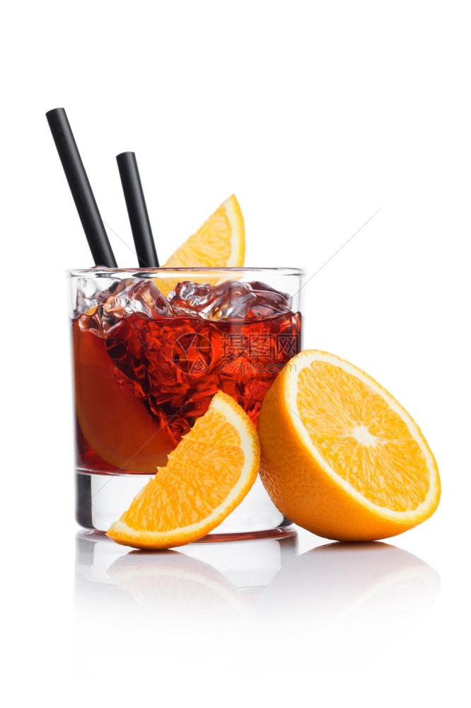 现代杯子里的葡萄鸡尾酒冰块橙片稻草一半新鲜橙子白底图片