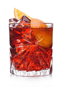 橙色冰块素材白底带冰块和橙片的晶玻璃中白葡萄鸡尾酒背景