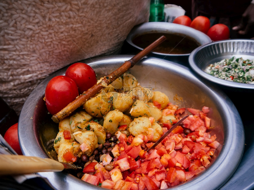 配有番茄豆和土的黑白鲜兰地街头食物图片