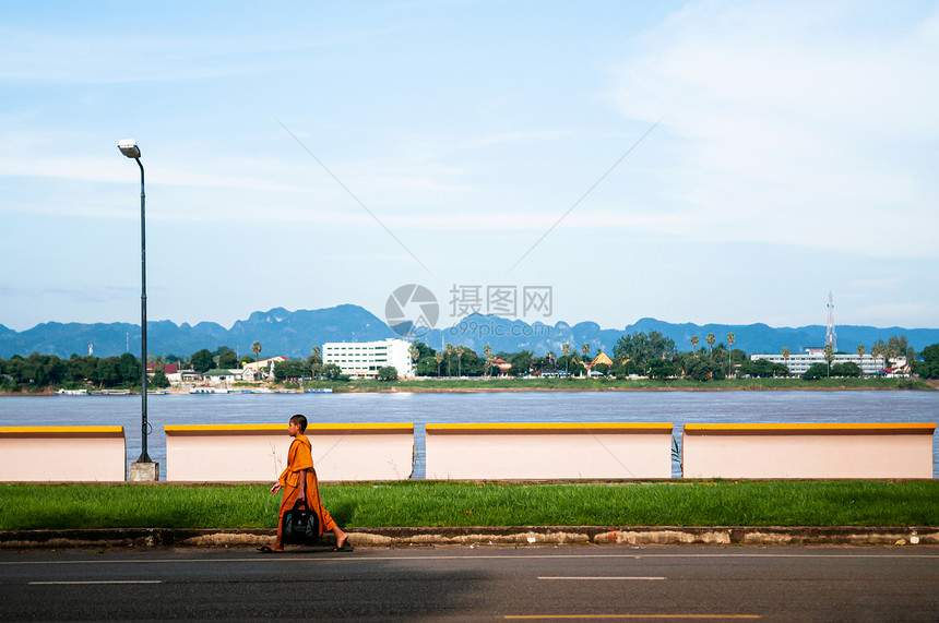 201年月4日Nakhonpam泰兰佛教和尚穿着黄色长袍的图片