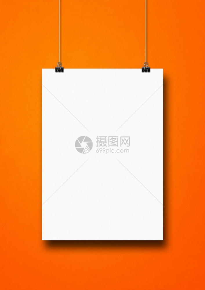 白色海报挂在有剪片的橙色墙壁上空白模型板色海报挂在有剪片的橙色墙上图片