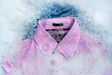 粉红色衬衫浸泡在粉洗水溶解衣布概念中图片