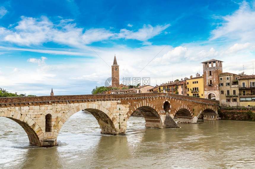阿迪奇河和桥桥桥在维罗纳在一个美丽的夏日意大利图片
