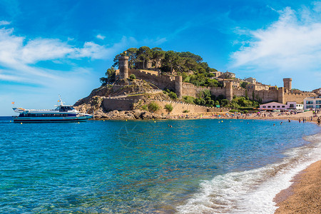 在美丽的夏日中在托萨德马尔海滩和堡垒上花大浪加泰罗尼亚西班牙图片
