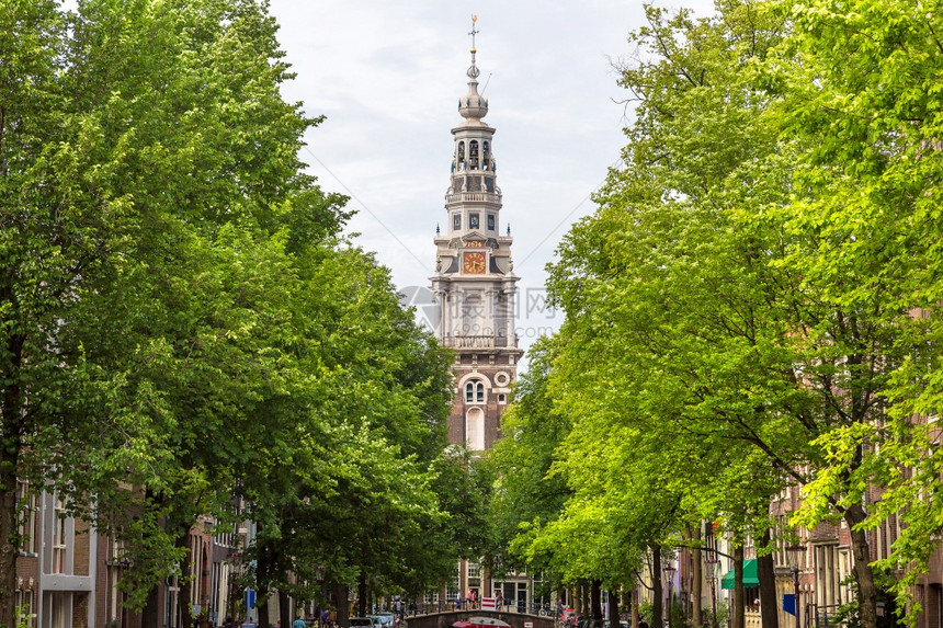 在美丽的夏日中南教堂的苏比德克和运河在阿姆斯特丹图片