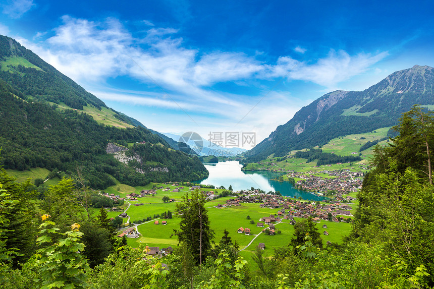 在一个美丽的夏日中横穿长城的村庄瑞士图片