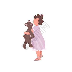 小女孩正在抱着一只小熊玩偶图片