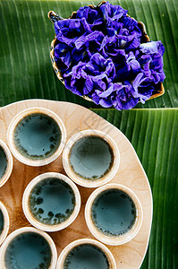 蝴蝶花茶叶草花茶在香蕉顶端的陶瓷杯子里预留着的香草花茶图片