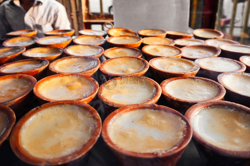 当地街头小菜甜的米希提饭陶瓷锅中发酵的甜酸奶图片