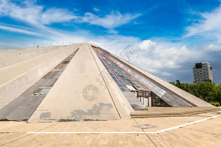 阿尔巴纳特金字塔的提拉纳由独裁者envrhoxa建造在美丽的夏日阿尔巴尼亚背景