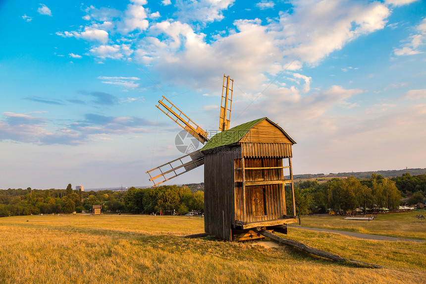 传统的乌拉尼风车位于皮罗戈建筑博物馆在美丽的夏日图片