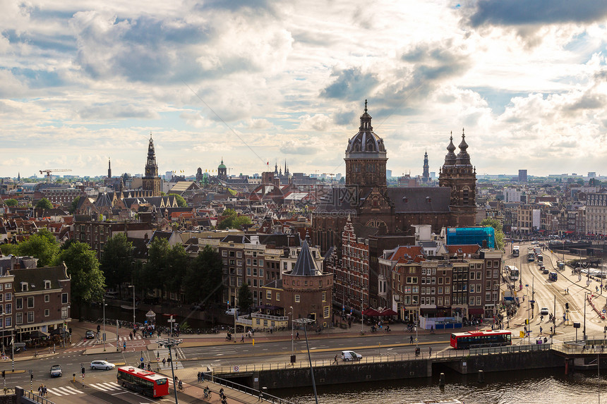 在一个美丽的夏日阿姆斯特丹的运河和圣尼科拉斯教堂内河图片