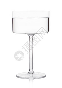 苦艾酒伏特加马提尼酒鸡尾在现代玻璃杯里以孤立的白色背景背景