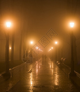 晚上在雾中公园小巷走过一对夫妇Kyivukrane图片