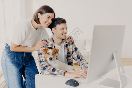 夫妇俩一起在电脑上搜索高清图片