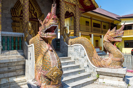 夏日在泰王国的江马市佛教寺庙图片