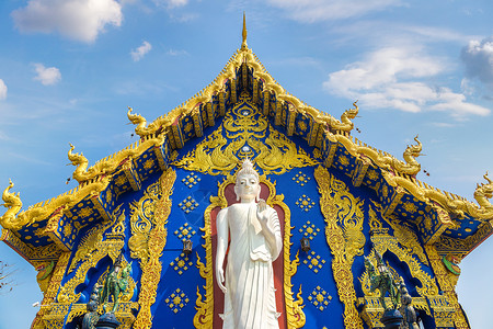 白色地方蓝殿在清莱夏日泰国的清莱背景