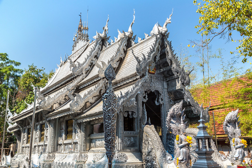 夏日在泰国黑地的青春寺庙图片