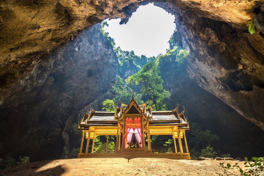 夏日在泰国的普拉亚纳科恩山洞穴公园的皇馆图片