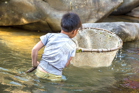 在河边钓鱼的男孩在夏日萨帕laocivetnam高清图片