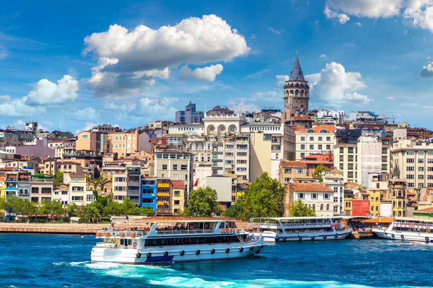 城市的景色与加拉塔和伊斯坦布尔的金角湾在美丽的夏日火鸡图片
