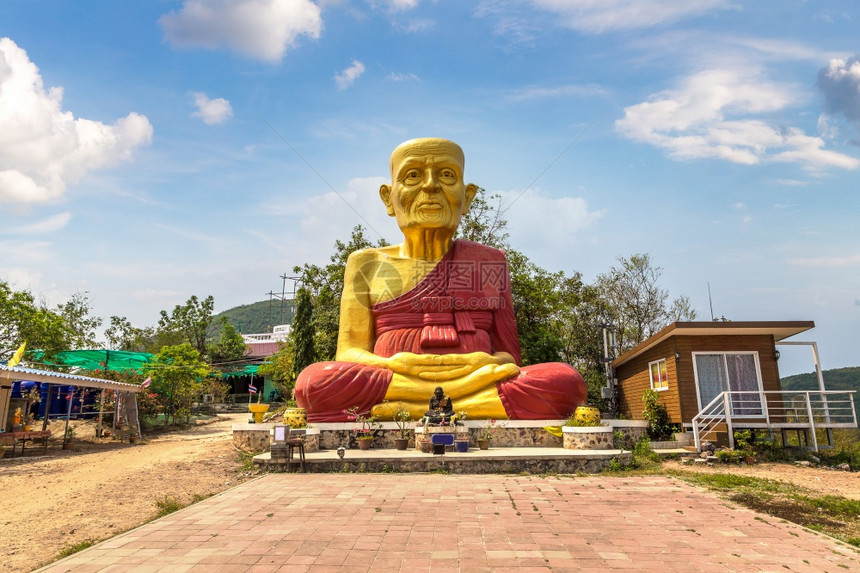 夏日在泰国的Kohlan岛的budha雕像图片