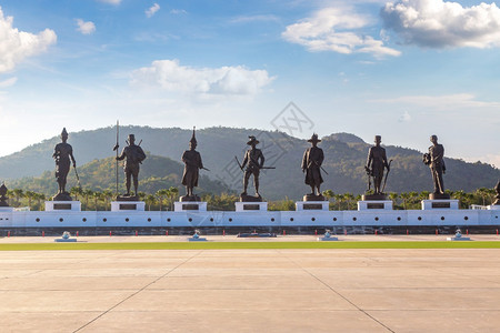 夏日在拉贾巴哈基蒂公园华欣泰兰的伟大王国的雕像高清图片