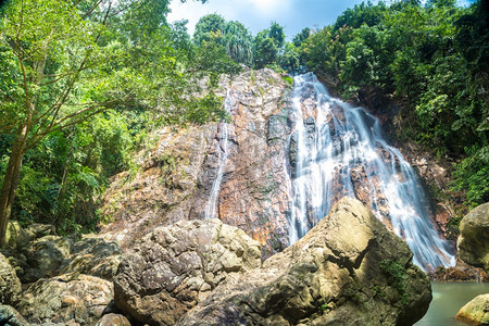 夏日在泰国高山岛南广瀑布图片