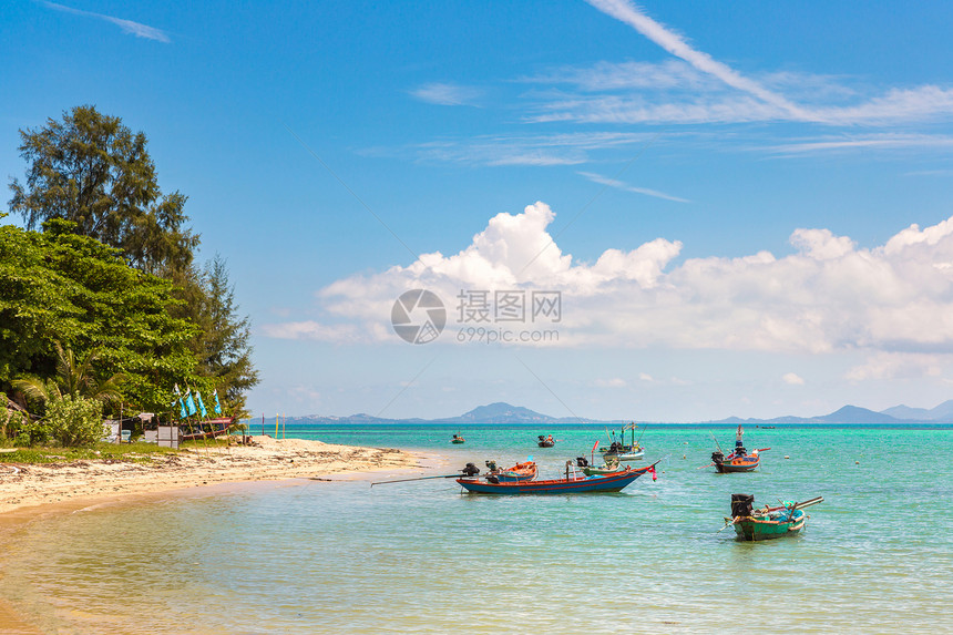 夏日在泰国港Kohpan岛的传统木制渔民船图片