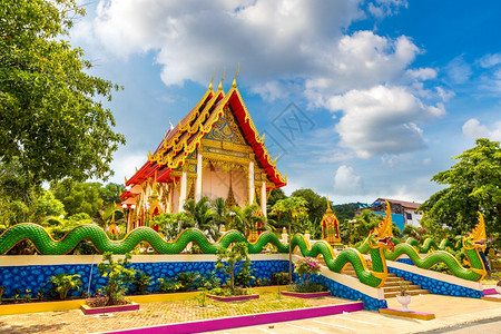 夏日在泰国普吉的卡龙寺庙背景