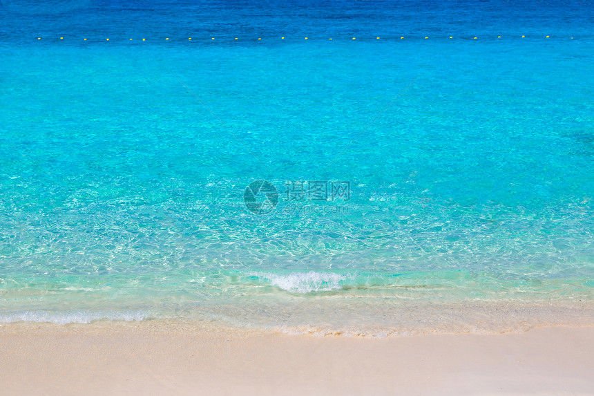 夏日在沙滩浅底上图片