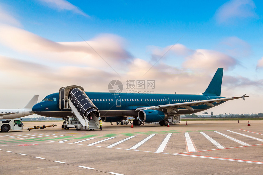 大型的蓝色飞机停放在机场图片