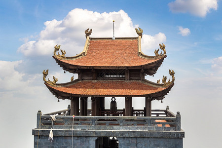 越南奥黛多云的宝塔高清图片