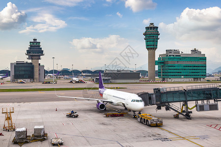 一架白色飞机停放在香港国际机场图片