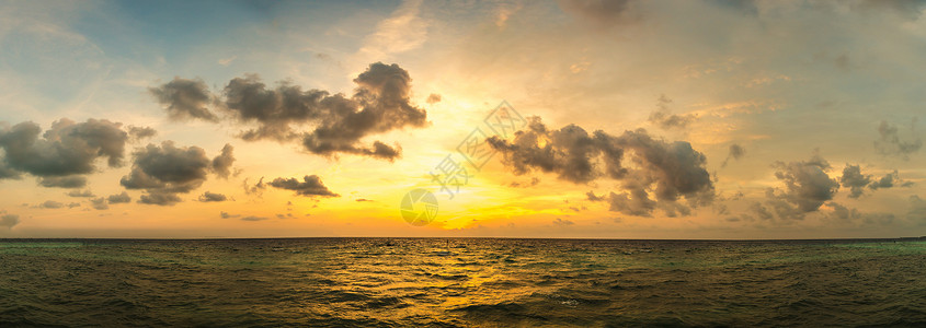 在一个夏天的夜晚在麦地夫岛美的日落全景图片