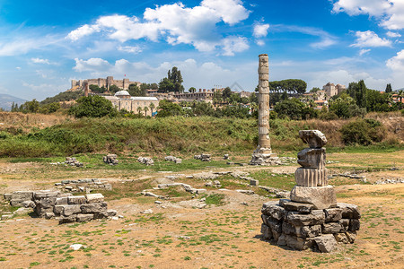 塞尔修斯在一个美丽的夏日中叶弗修斯的阿耳太神庙废墟背景