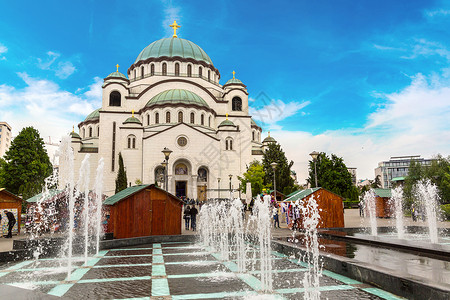 塞尔维亚语塞尔维亚贝尔格莱德的圣萨瓦东正教教堂在一个美丽的夏日背景