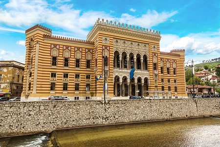 杰泽尼Vijecna市政厅在一个美丽的夏日中在萨拉耶沃波斯尼亚和泽哥维那背景