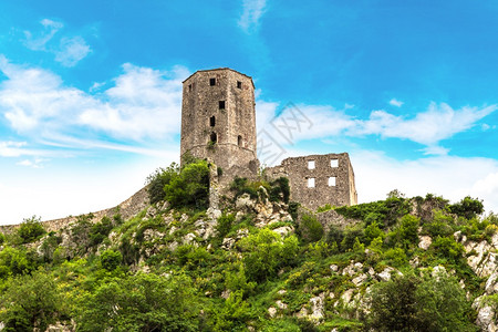 夏日在波斯尼亚和谢塞戈维纳的皮西特利古老石头堡垒图片