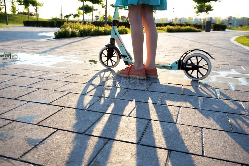 女孩骑摩托车特快活跃的生方式图片