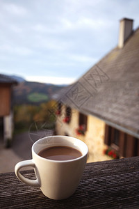 山上房子阳台的一杯咖啡图片